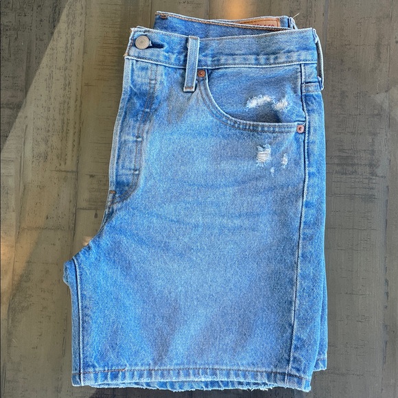 Levi's Classic Denim Shorts. Size 29. Inseam: 5.5” rise: 11 inches. Button Fly - Picture 1 of 9